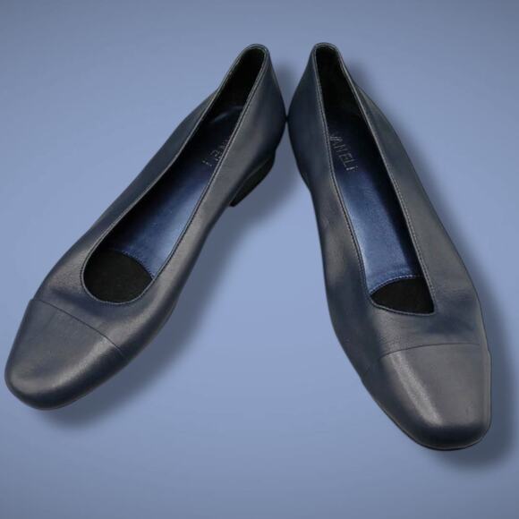 Vaneli Shoes - NWOT Women's Size 10 VANELI Navy Blue Leather Cap Toe Low Heel Shoes